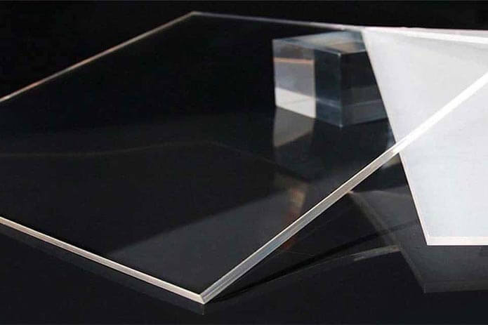 so sanh mica voi kinh thuy tinh