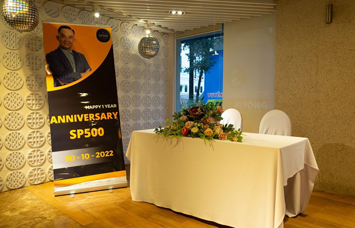 Chân standee cuốn nhôm tốt