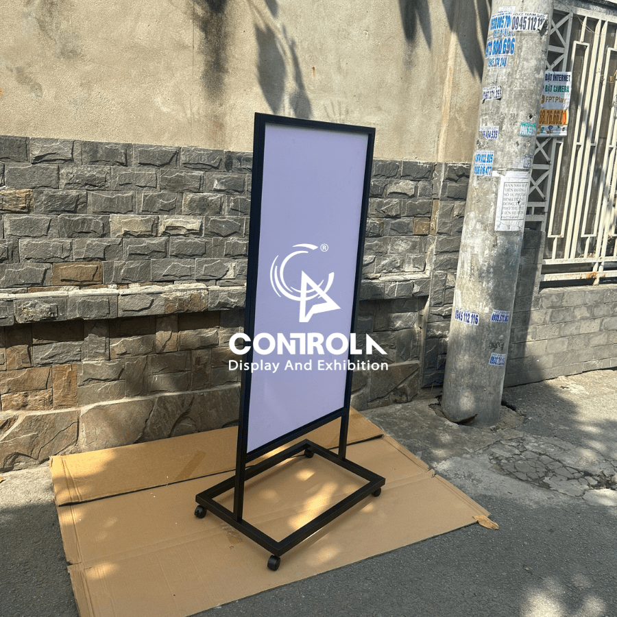 Standee khung sat co banh xe