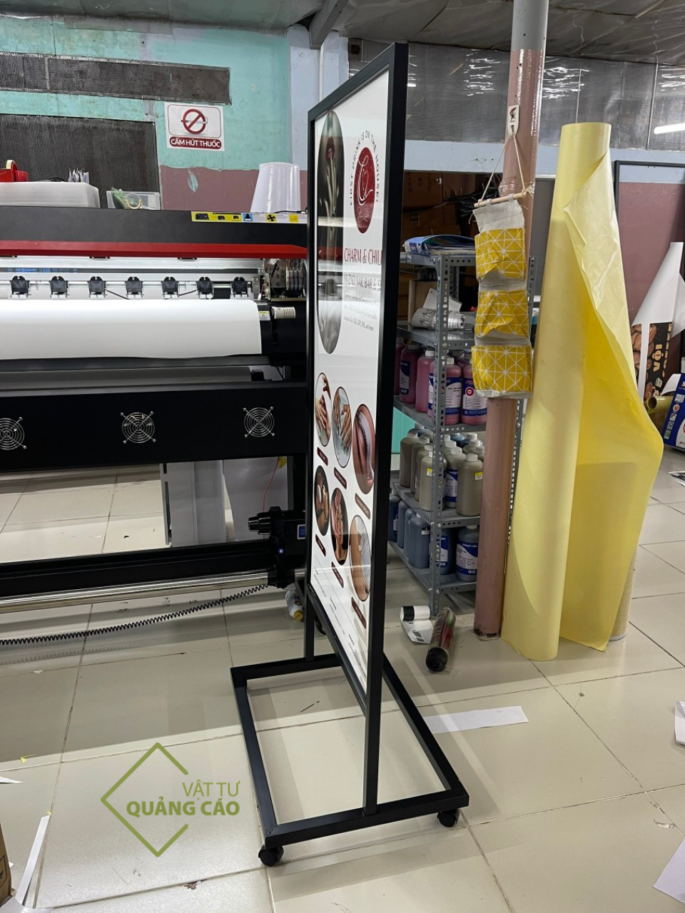 Standee chan sat co banh xe