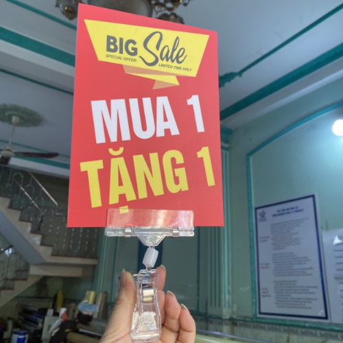 Standee kep giay trung bay