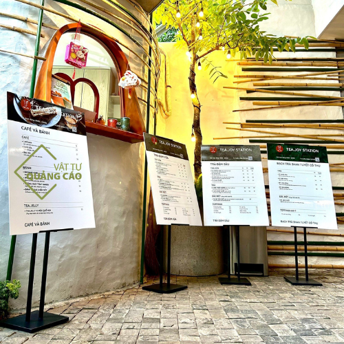 standee dieu chinh goc do trung bay