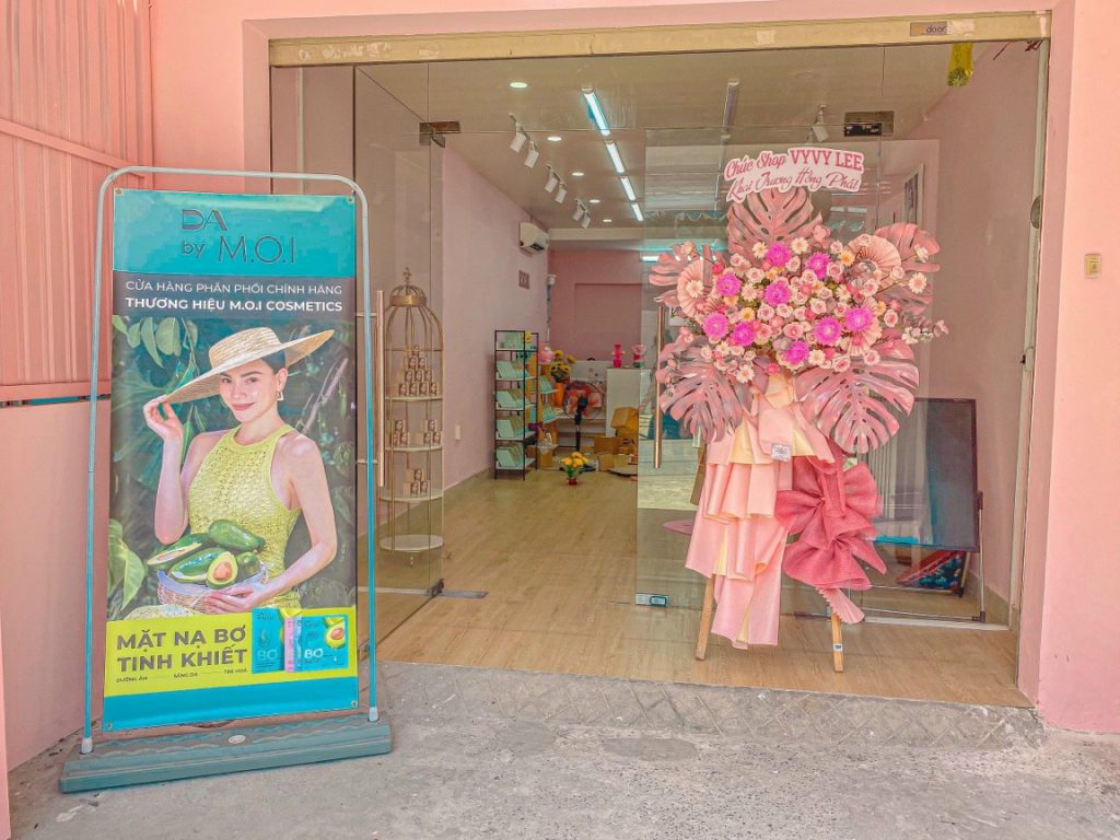 Standee đế nước kiểu cửa