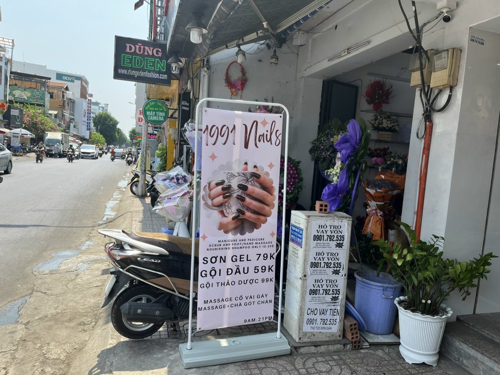 chân quảng cáo khung cửa ngoài trời