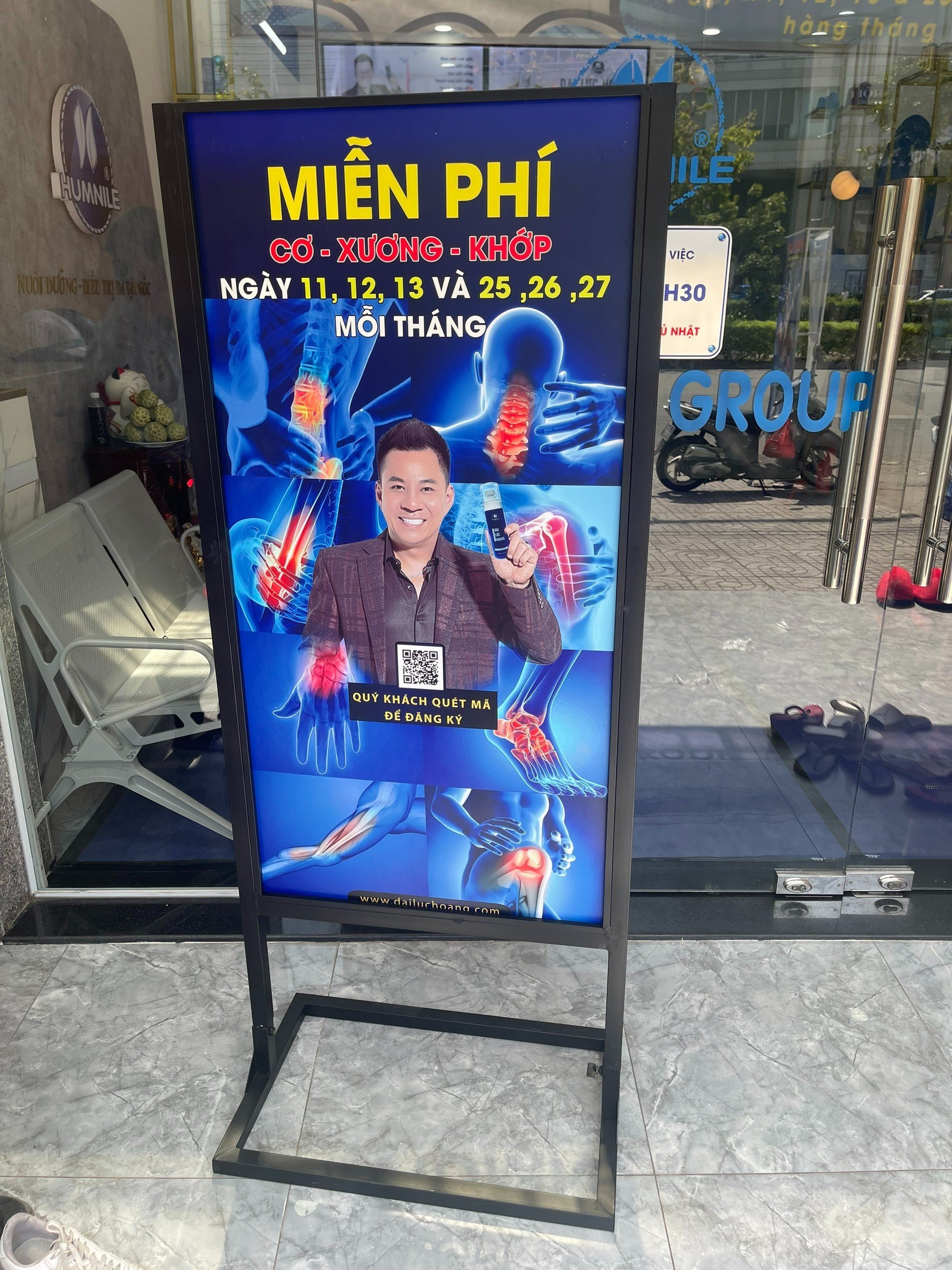 standee control a display