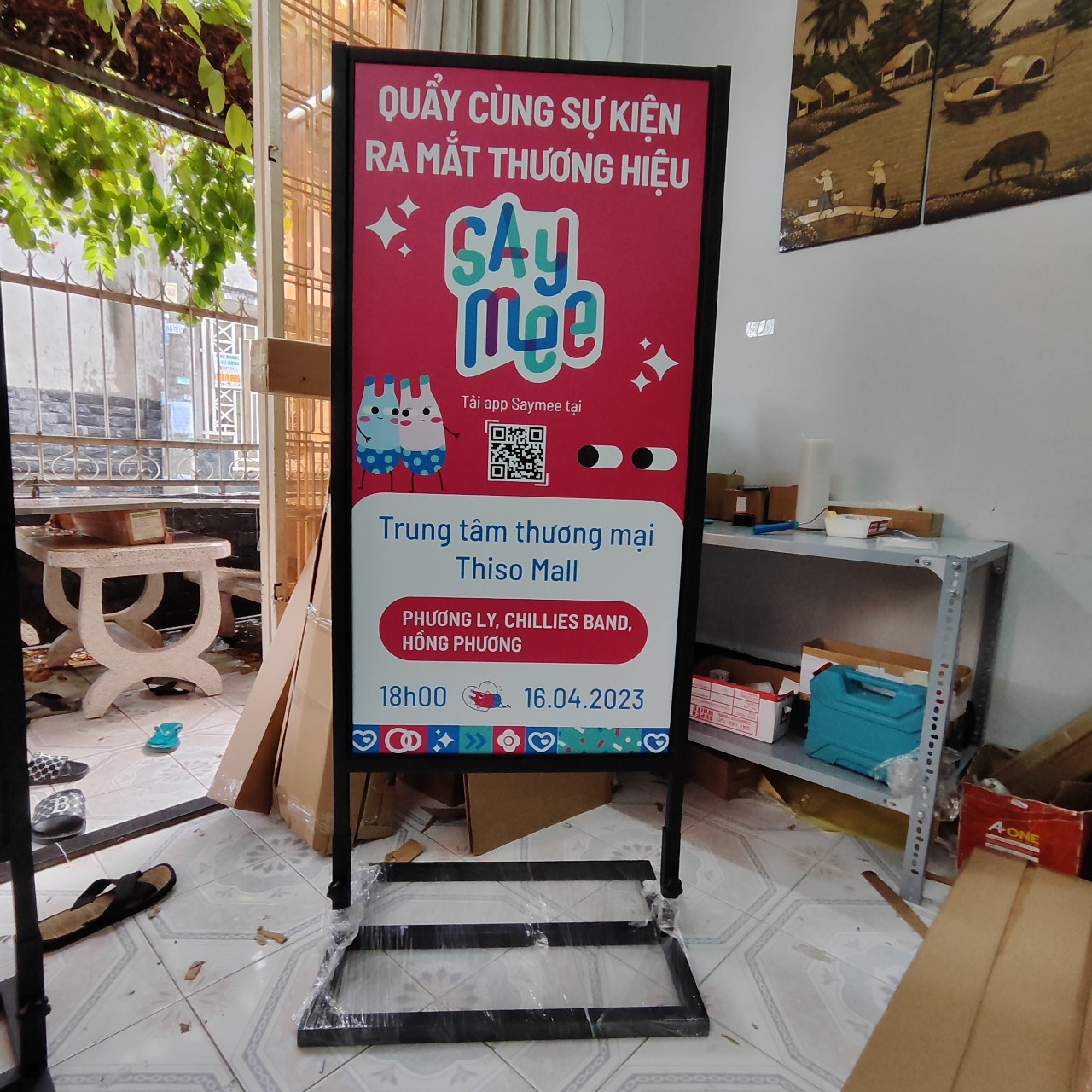 standee khung sắt